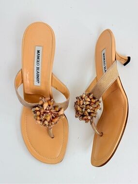 Manolo Blahnik Y2K seashell Beaded Thong Sandals Gold Leather Kitten Heel EU 37